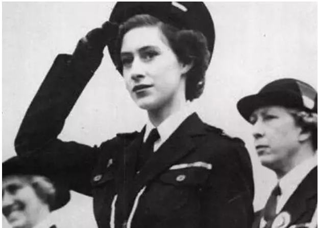 ▲穿制服的伊丽莎白公主。