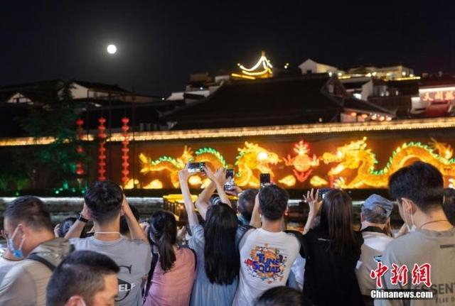 赏月资料图。中新社记者 泱波 摄