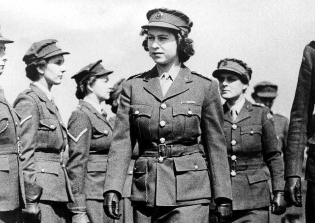 ▲伊丽莎白公主检阅自己的部队。