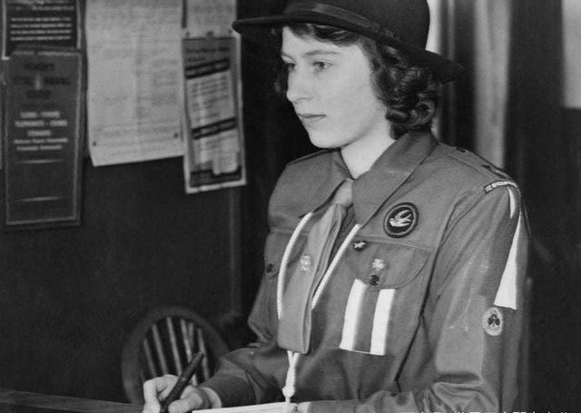 ▲16岁的伊丽莎白公主在为服兵役登记注册。