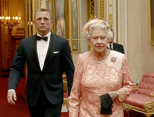 伊丽莎白二世和丹尼尔·克雷格在2012年伦敦奥运会开幕式视频中亮相