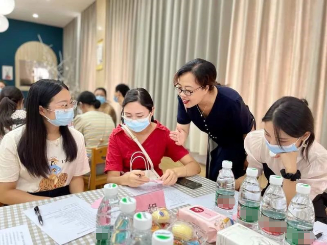 △ 韩越（右二）和小朋友家长（受访者供图） 