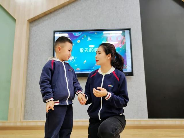 △ 果果老师和小朋友（受访者供图） 