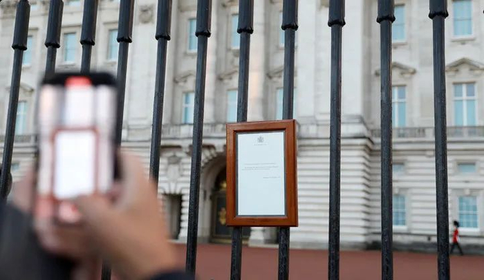 ▲9月8日，英国伦敦白金汉宫大门上挂出的英国女王伊丽莎白二世去世的讣告。（新华社）