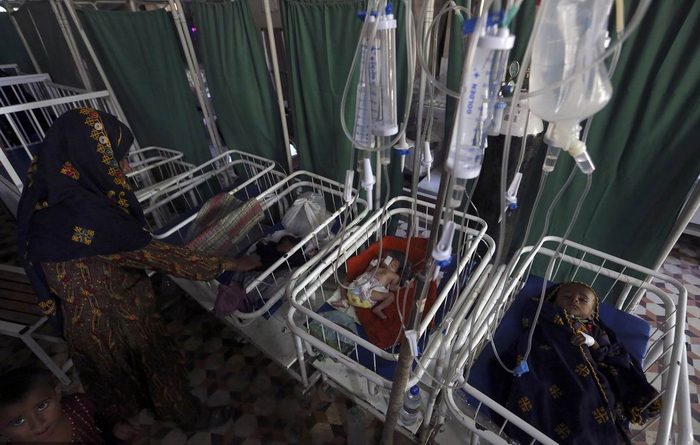 当地时间2022年9月1日，巴基斯坦信德省希卡布尔，灾区出生的婴儿躺在医院的床上。