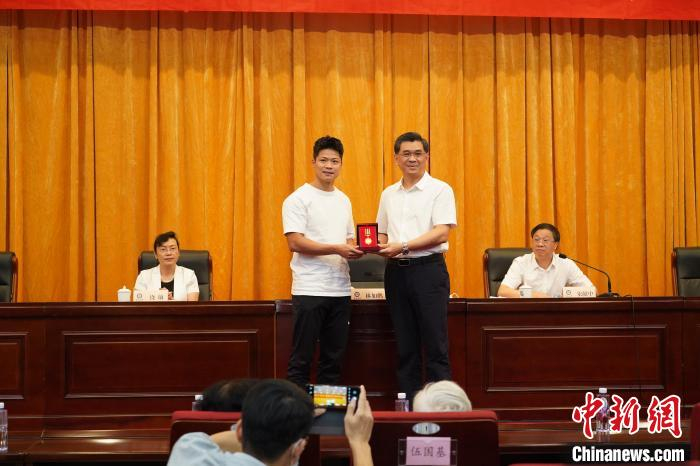 暨南大学党委书记林如鹏为苏炳添颁发记大功奖章。　闫芳 摄