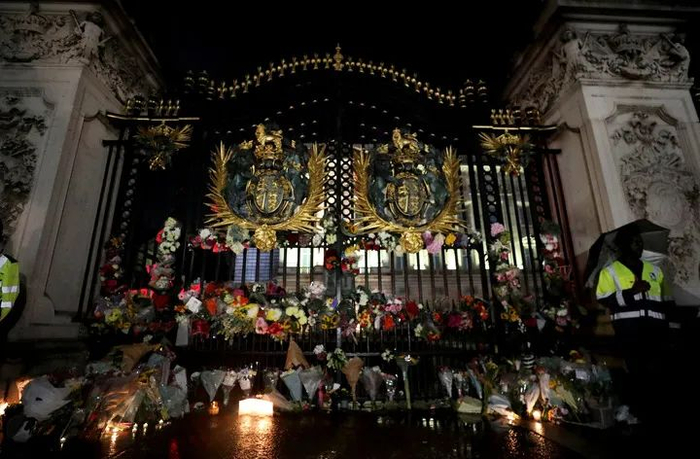 ▲9月8日在英国伦敦的白金汉宫外拍摄的鲜花和蜡烛。（新华社）