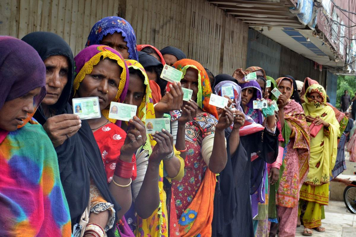 当地时间2022年8月27日，巴基斯坦海得拉巴，当地遭遇洪灾，灾民排队等候领取救灾物资。