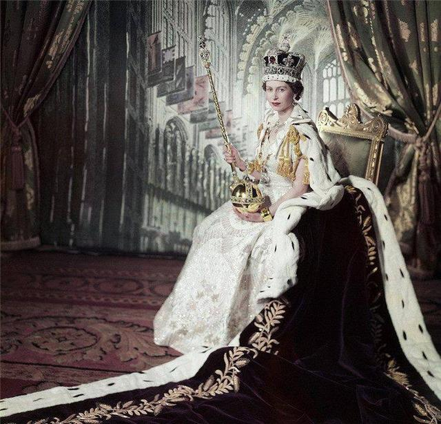 ▲加冕仪式上的伊丽莎白二世明艳动人。