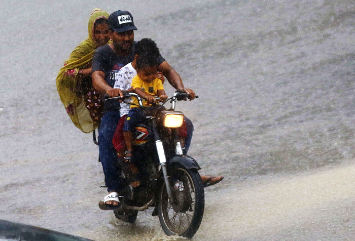 当地时间2022年7月5日，巴基斯坦卡拉奇，当地遭遇强降雨，街头遭水淹。