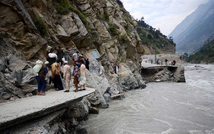 当地时间2022年9月5日，巴基斯坦开伯尔-普什图省斯瓦特县 ，洪水摧毁了桥梁和道路，阻碍了人们通行。