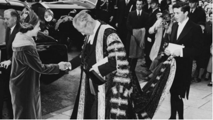 1960年，兼任牛津大学校长职务的首相哈罗德·麦克米伦迎接英国女王伊丽莎白二世访问牛津大学。图自BBC