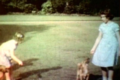 ▲10岁的伊丽莎白和妹妹在一起玩耍。