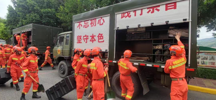 地震发生后，攀枝花森林消防支队150名消防员火速集结，赶赴震中参与救援。受访者供图