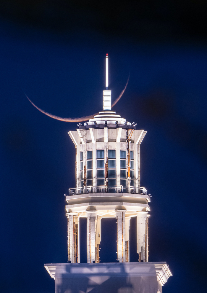 一些摄影师喜欢在“蓝色时刻”拍摄月亮。         于海童 图