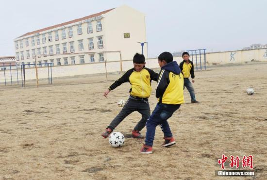 资料图：四川一所小学，孩子们正在踢球。安源 摄