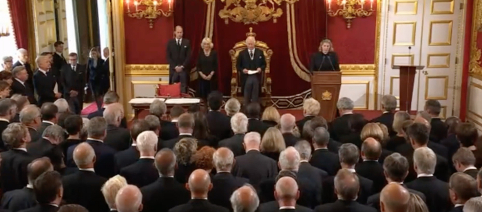 当地时间9月10日，英国国王查尔斯三世在圣詹姆斯宫讲演。（视频截屏）