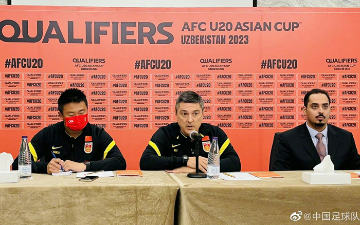 中国国青队主帅安东尼奥（中）在赛前发布会发言。&nbsp; 图/中国足球队官微