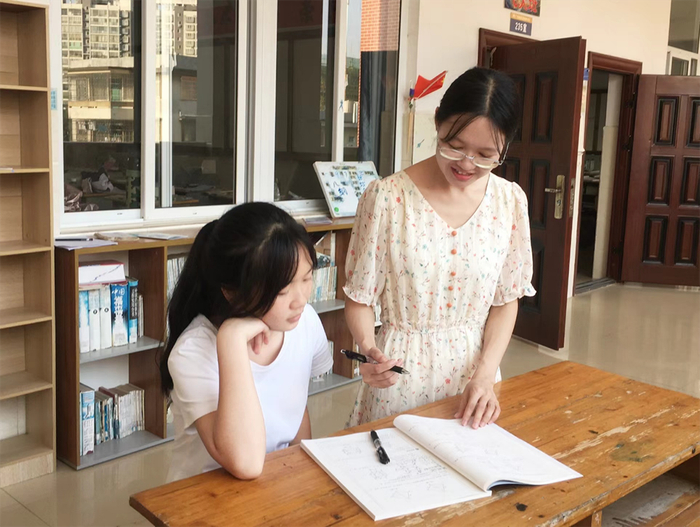 　陶妮（右）在为学生答疑。本文图片均为受访者 供图