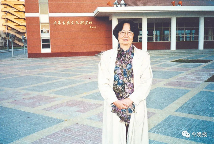 图为1999年叶嘉莹先生在南开大学中华古典文化研究所大楼前留影