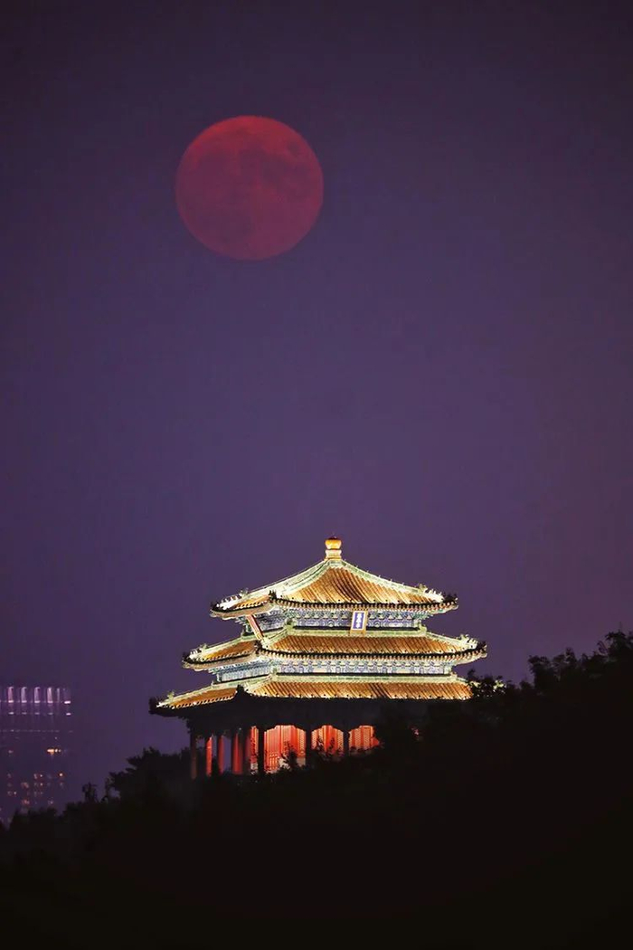 　▲景山万春亭上空升起中秋圆月。