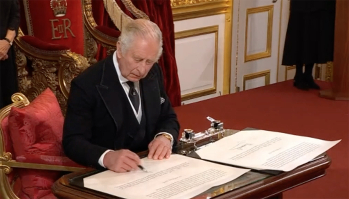 当地时间9月10日，英国国王查尔斯三世在圣詹姆斯宫签署宣言。（视频截屏）