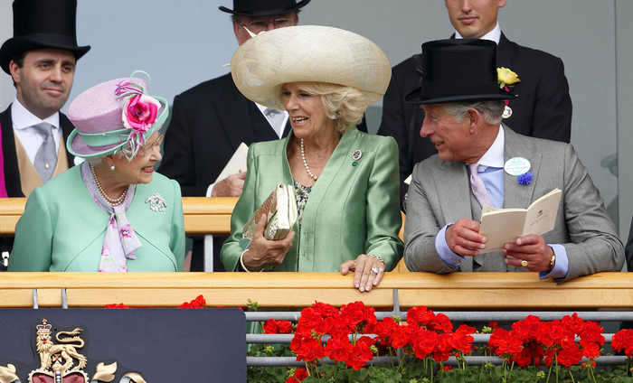 当地时间2013年6月19日，女王、查尔斯王子和卡米拉参加英国阿斯科特赛马场举行的皇家赛马会。