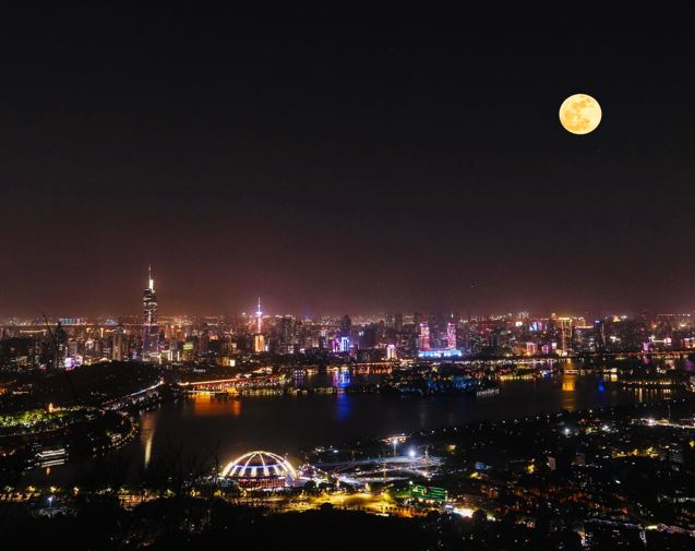 满月（合成图）。图片来源：陈向阳