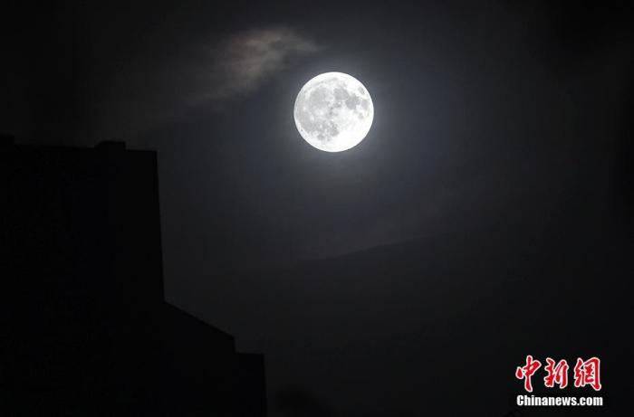 资料图：北京，一轮明月当空照，中秋之夜月亮圆。 中新社记者 翟璐 摄