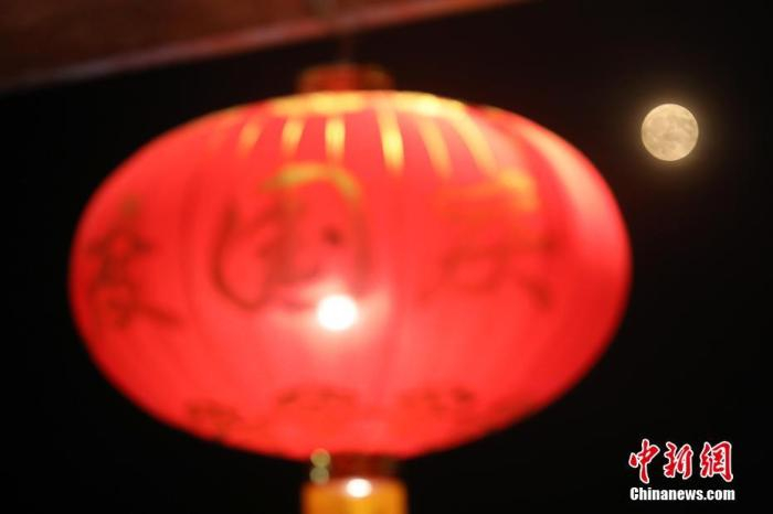资料图：一轮圆月高挂南京上空，“扮靓”中秋。 中新社记者 泱波 摄