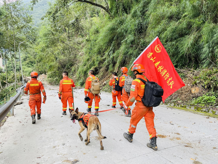 9月6日，“疾风”与前突小队徒步前往草科乡。 受访者供图