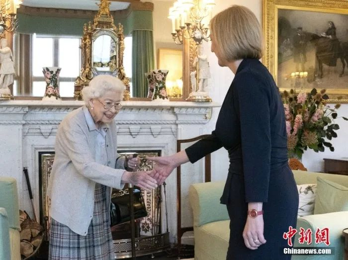 2022年9月6日，英国苏格兰，英国新任首相特拉斯觐见英国女王伊丽莎白二世。图片来源：视觉中国