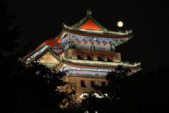 　▲中秋圆月挂上正阳门屋顶。