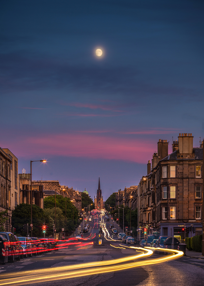 月亮让久居城市的人感到来自宇宙的一种关怀或慰藉。    于海童 图