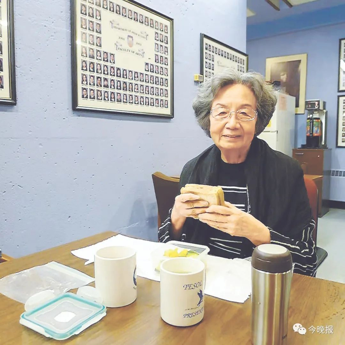 图为为节约时间，叶嘉莹先生经常拿三明治当午餐