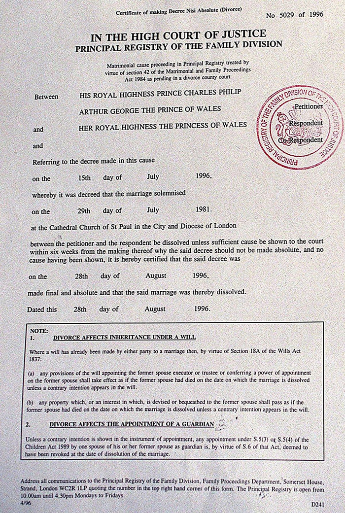 当地时间1996年8月28日，英国，查尔斯王子与戴安娜王妃的离婚文件。