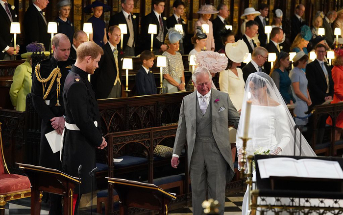 当地时间2018年5月19日，哈里王子的婚礼上，查尔斯王子陪同新娘梅根马克尔抵达圣乔治教堂。