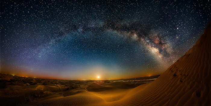 “血月的上升”，拍摄于内蒙古库布齐沙漠的银河拱月。     于海童 图