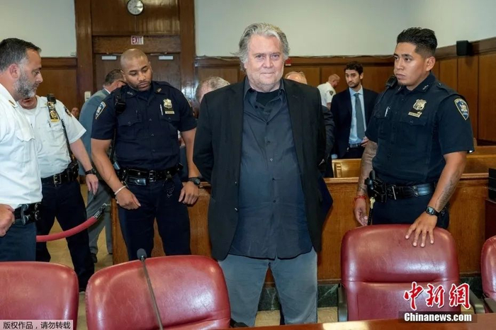 　资料图：班农在法庭上，双手背在背后被铐住。