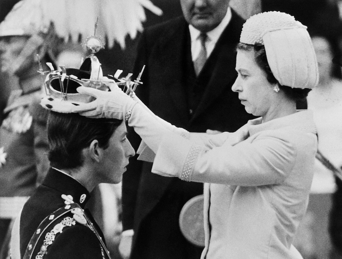 当地时间1969年7月1日，英国威尔士，英国女王伊丽莎白二世为他的儿子查尔斯王子加冕。
