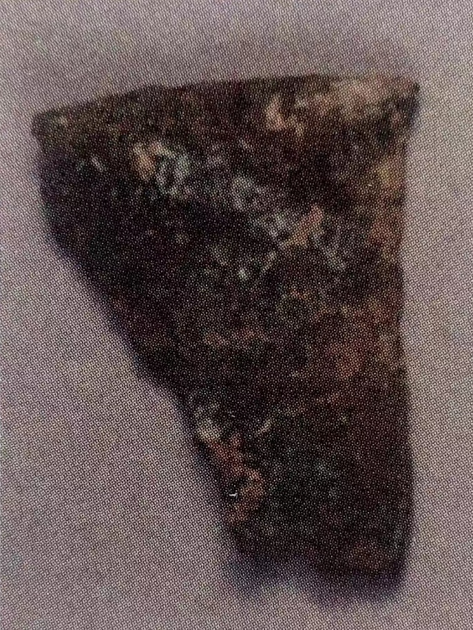 图27 襄汾陶寺遗址出土的砷青铜盆残片