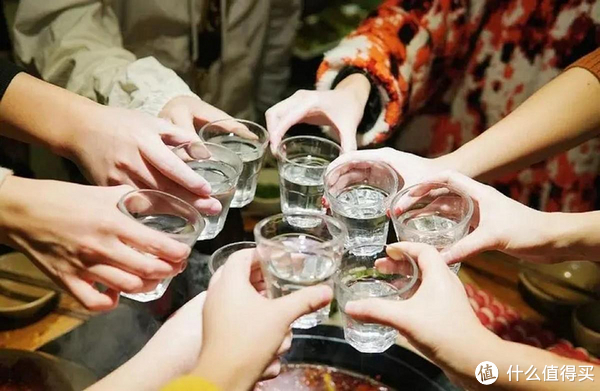 和人喝酒,“碰杯”和“不碰杯”有啥区别?行家:差别很大别乱来|广东|小编|喝完|九江|酒友_新浪新闻