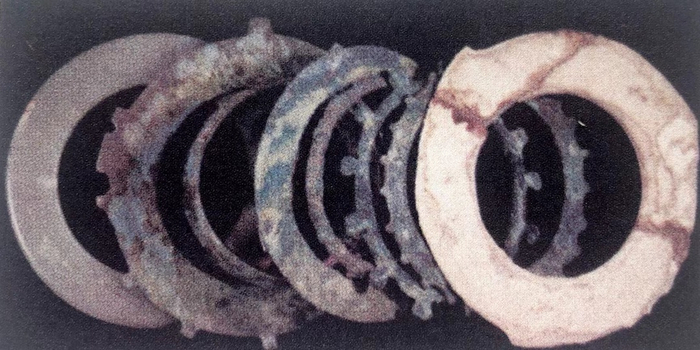 图25 神木石峁遗址出土的青铜齿轮形器、青铜杯