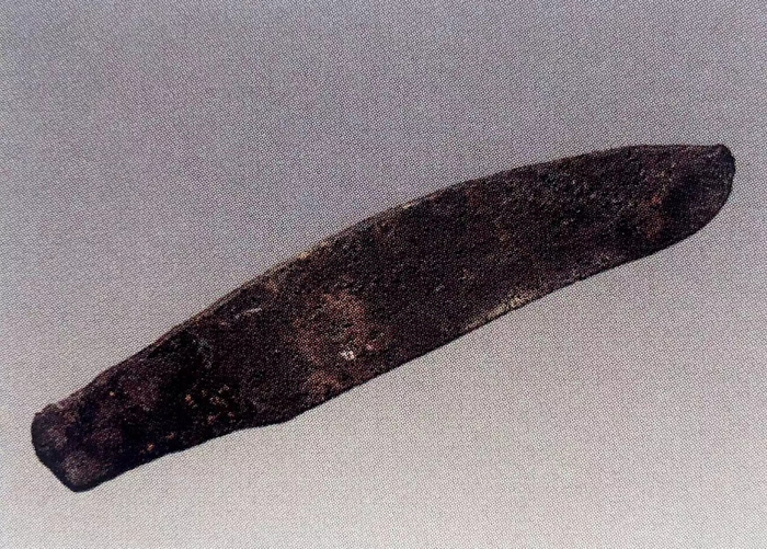 图23 甘肃临夏东乡林家遗址出土的马家窑文化时期的青铜刀