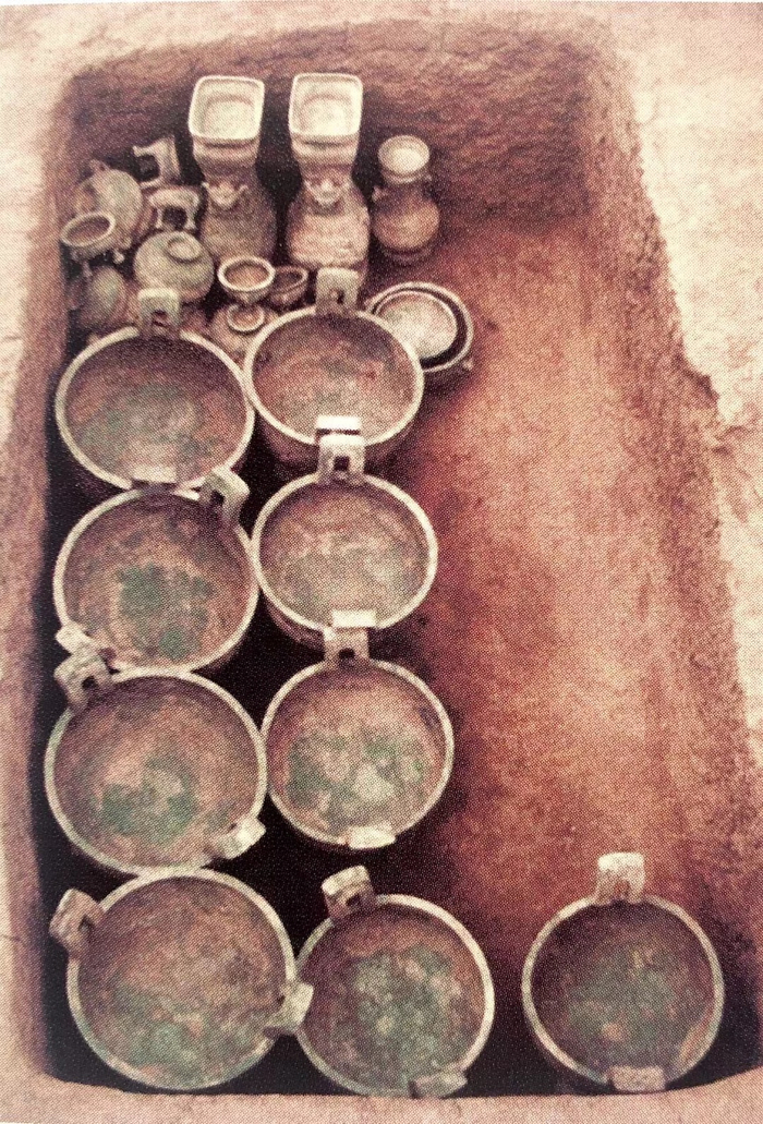 图35-1 新郑郑国祭祀遗址的礼器坑 