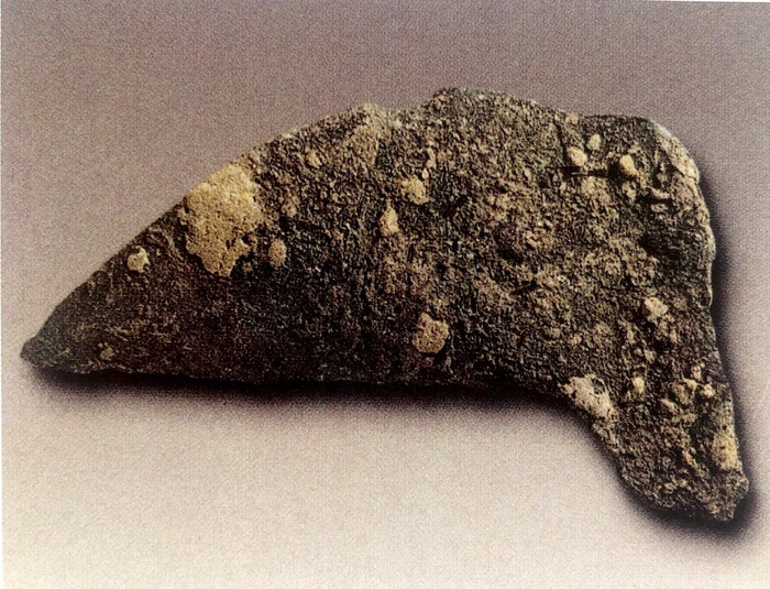 图28 新密新砦遗址出土的红铜鬹残片