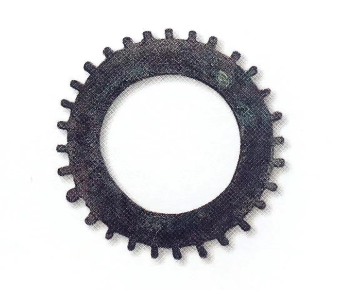 图24 襄汾陶寺遗址出土的青铜齿轮形器