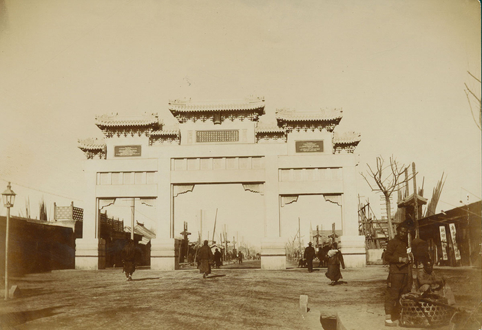 佚名，克林德牌楼，1900年代，艺术微喷（原作为火棉胶相纸印相），80×115cm泰康空间文献与档案中心藏