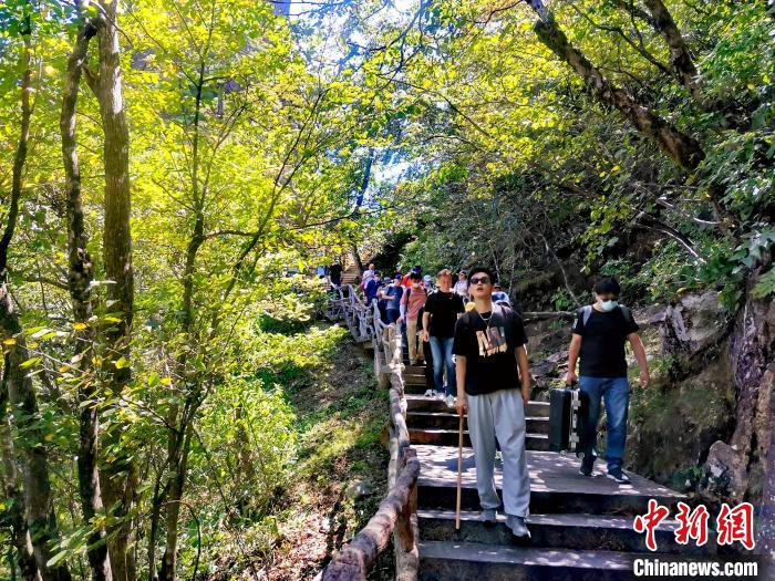 游客在黄山游览 解传光 摄