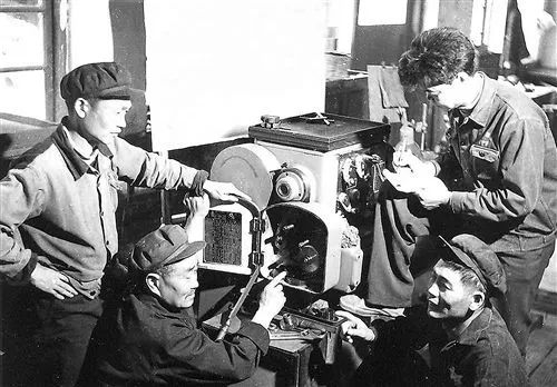 ▲上世纪六十年代工人工作场景